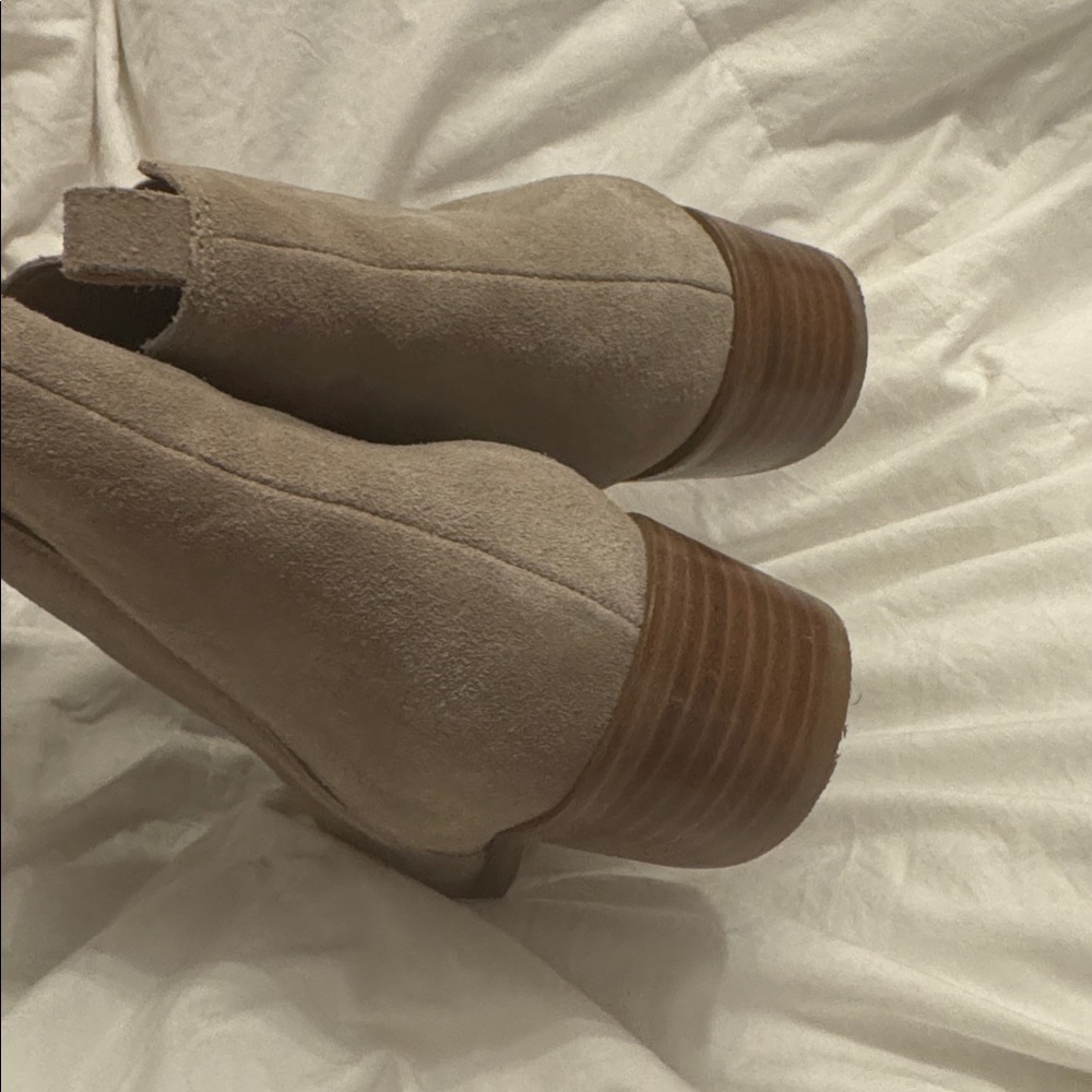 Marc Fisher Chelsea style suede ankle booties pointed toe - Picture 5 of 7